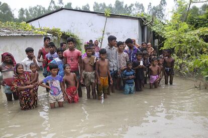 <b>Bangladés.</b> Vecinos de un pueblo esperan a que les den refugio tras las inundaciones causadas por las lluvias