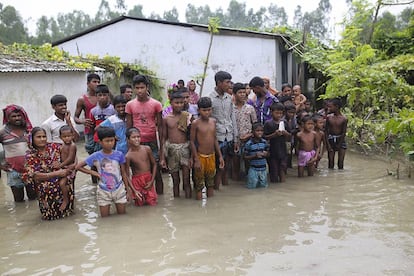 <b>Bangladés.</b> Vecinos de un pueblo esperan a que les den refugio tras las inundaciones causadas por las lluvias