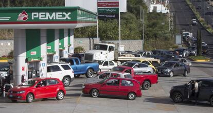 Un grupo de conductores hace fila para comprar gasolina ante la escasez que sufre M&eacute;xico.