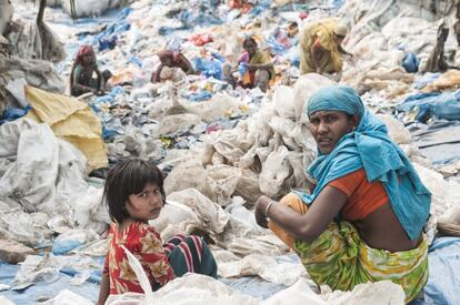 Pequeñas instalaciones en Dacca (Bangladés) convierten el plástico en lascas, y un ejército de trabajadores —entre los que no faltan niños— completan el proceso para que diferentes empresas puedan reutilizar el material.