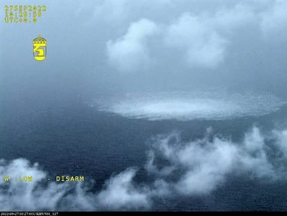 Imagen proporcionada por la guardia costera sueca de una de las fugas del Nord Stream, en el mar Báltico.
