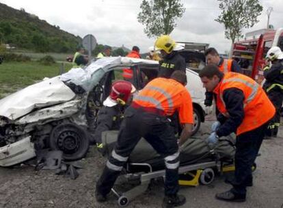 Retirada de uno de los cuerpos de los dos fallecidos en el accidente de esta mañana