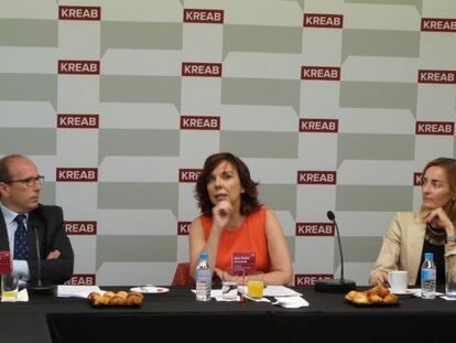 Jaime Olmos, socio de public affairs de Kreab; Esther Arizmendi, presidenta del Consejo de Transparencia, y Carmen Basagoiti, socia del &aacute;rea financiera de Kreab, durante un desayuno informativo la semana pasada en Madrid.