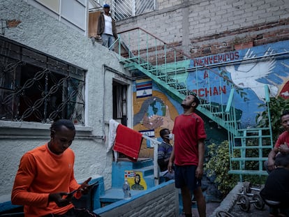 Decenas de migrantes centroamericanos y haitianos se encuentran en el albergue "Casa Tochan", en Ciudad de México, en octubre de 2021.