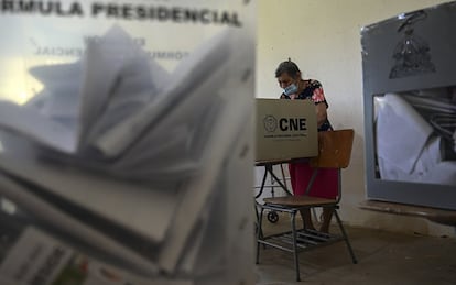 La campaña ha dejado 23 candidatos asesinados, según las cifras de la oficina de Derechos Humanos de Naciones Unidas. Una mujer emite su voto en el municipio de Catacamas, departamento de Olancho, Honduras.