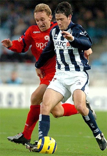 El jugador de la Real Igor <i>Gabilondo</i> y el defensa del Getafe Mario Andrés <i>Pernía</i> luchan por un balón.