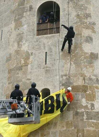 Protesta de la ONG Greepeace en la Torre del Oro