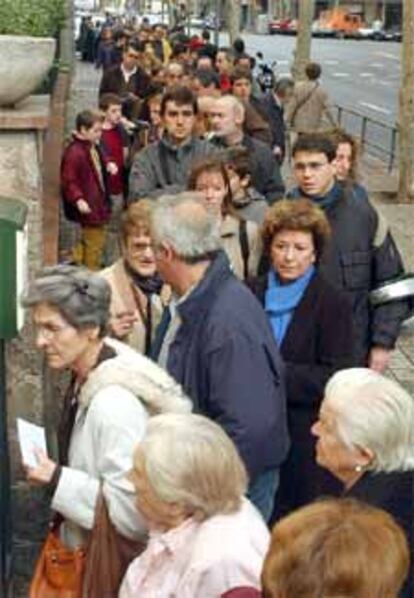 La jornada electoral ha transcurrido con absoluta normalidad, aunque algunos han tenido que guardar largas colas para ejercer su derecho al voto, como este grupo de barceloneses que esparan su turno para votar en la calle Aragón de Barcelona.