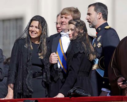 Con mantilla y de riguroso negro siguiendo el protocolo, Máxima de Zorreguieta charla animadamente con los príncipes de Asturias durante la misa inaugural del Papa Francisco I.