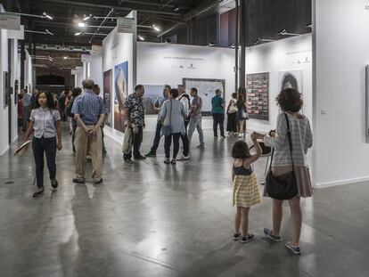 Asistentes a la pasada edición de la feria Estampa, en Ifema.