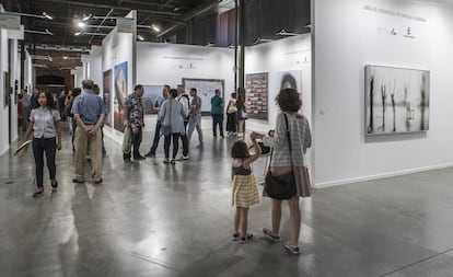 Asistentes a la pasada edición de la feria Estampa, en Ifema.