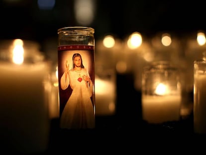 Una vela con la imagen de Jesús dentro de una iglesia católica de San Francisco, California. 