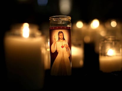 Una vela con la imagen de Jesús dentro de una iglesia católica de San Francisco, California. 