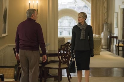 Robin Wright, protagonista da série 'House of Cards'. De costas, Kevin Spacey.