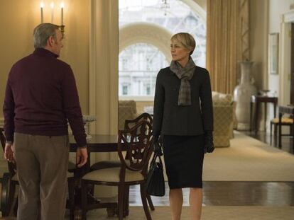 Robin Wright, protagonista da série 'House of Cards'. De costas, Kevin Spacey.