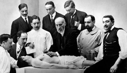 Clase de anatomía de Santiago Ramón y Cajal, situado en el centro, en 1915.