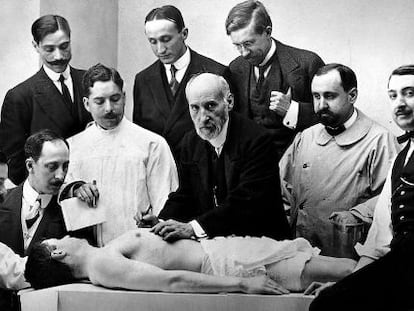 Clase de anatomía de Santiago Ramón y Cajal, situado en el centro, en 1915.