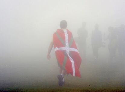 Un simpatizante del PNV, envuelto en la <i>ikurriña,</i> en el acto de homenaje a la enseña vasca celebrado ayer en el monte Gorbea.