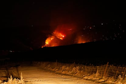 Imagen de las llamas del incendio de sierra de la Plata, cerca de la playa de Bolonia en Tarifa (Cádiz).