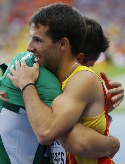 El mexicano Luis Rivera recibe la felicitación del español Eusebio Cáceres, cuarto clasificado, tras lograr el bronce en salto de longitud.