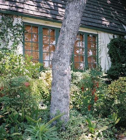 La casa de la gran Carole King en Laurel Canyon, que aparece en la portada de su disco 'Tapestry' (1971). Si la compositora iba a por el pan en los sesenta, podía cruzarse con Brian Wilson, Dusty Springfield, Linda Ronstadt o The Mamas & the Papas. Sin salir del barrio, también se puede visitar la casa de Jim Morrison y la que compartían Joni Mitchell y Graham Nash, que inspiró la canción de este 'Our house'.