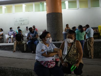 Un grupo de personas espera por informes de sus familiares en las afueras del Hospital Graham de Villahermosa, Tabasco, el 18 de Julio de 2020. Es uno de los hospitales acondicionados para atender casos de coronavirus en el estado de Tabasco. 
