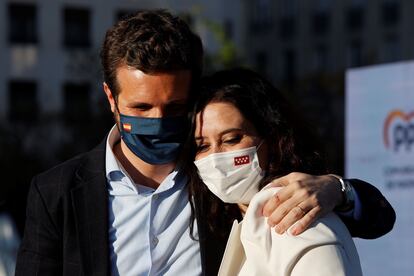 Isabel Díaz Ayuso, acompañada por el presidente del PP, Pablo Casado, este sábado durante un mitin en el centro de Madrid.