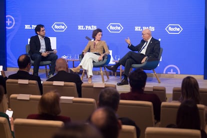 De izquierda a derecha, Daniel Mediavilla, redactor de salud en EL PAÍS; Mari Luz Amador, directora médica de Roche Farma, y Josep Tabernero, jefe de servicio de Oncología del hospital Vall d'Hebron de Barcelona.