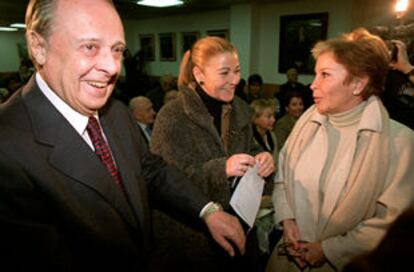 Sabino Fernández Campo (junto a su esposa) y Lina Morgan, durante la presentación de la campaña.