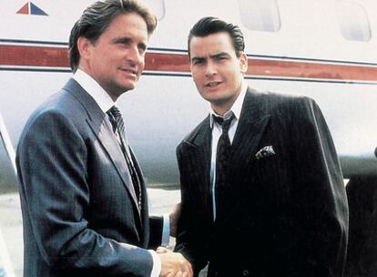 Los actores Michael Douglas y Charlie Sheen en un fotograma del filme "Wall Street"