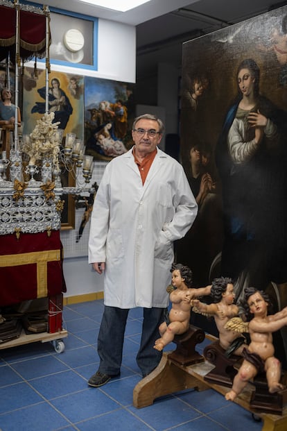 Pedro Manzano, en otra imagen en su taller de Sevilla, este martes.