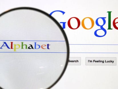 El logo de Alphabet visto a través de una lupa en internet. 