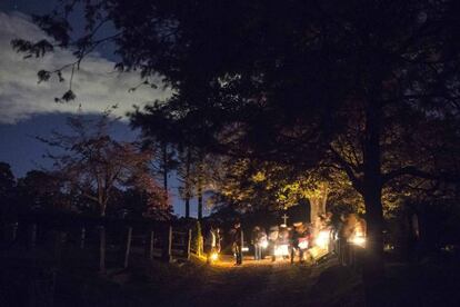 Los turistas, parte del espectáculo, se aproximan al cementerio de Sleepy Hallow (Nueva York) para celebrar un Halloween muy peculiar.