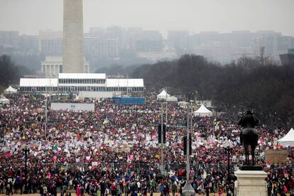 Miles de manifestantes participan en la 'Marcha de las Mujeres' contra Donald Trump en Washington.