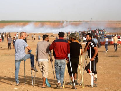 Manifestantes heridos palestinos, el viernes en una protesta en la frontera de Gaza.