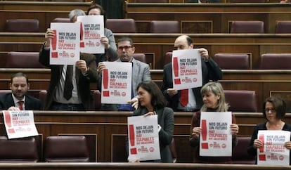 Diputados socialistas, en el Congreso con carteles a favor de la huelga.