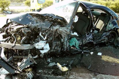 Estado en el que ha quedado uno de los dos vehículos implicados en un accidente ocurrido en la A-5, en Navalmoral de la Mata (Cáceres).