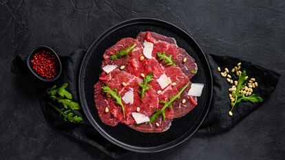 Un carpaccio con virutas de parmesano.