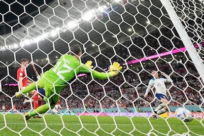 El jugador inglés Phil Foden marca el segundo gol de Inglaterra. (AP Photo/Frank Augstein)