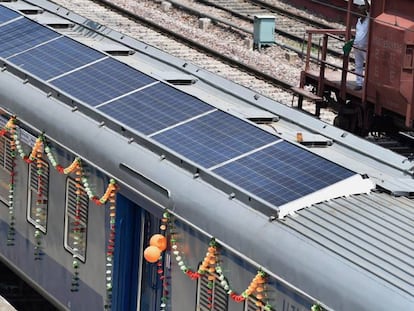 Uno de los trenes indios DEMU, híbrido de diésel y energía solar.