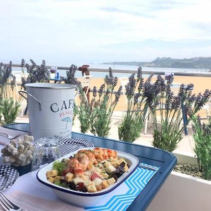 Restaurante & Terraza La Playa Luanco, Luanco (Asturias)

Local histórico que reabrió sus puertas el verano de 2013, reconvertido en un chiringuito con una decoración que mezcla lo marinero y lo vintage y ofrece unas fabulosas vistas sobre las mareas del Cantábrico. Tiene cierta ambición gastronómica y cuenta con un menú degustación de 45 euros, bebida a parte. En su carta destacan las croquetas de jamón ibérico, el pulpo a la brasa y los fish and chips de merluza, todo impecable.