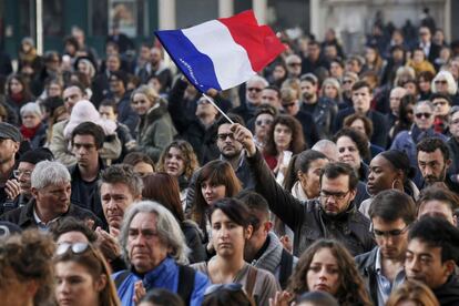 A bandeira francesa durante o minuto de silêncio celebrado na cidade francesa de Lion.