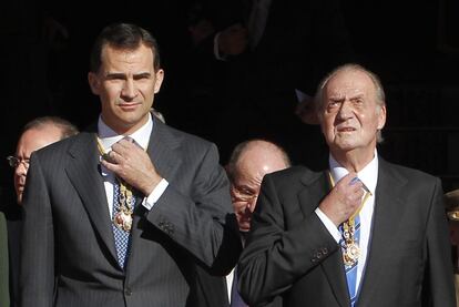 El rey Juan Carlos y el príncipe Felipe se ajustan las corbatas a su salida del Congreso de los Diputados.