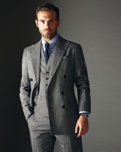 Juan Mata viste traje y camisa de Dsquared2, gemelos de Hermès y reloj IWC Portugieser Calendario Anual azul (estilismo de Cristina Terrón).