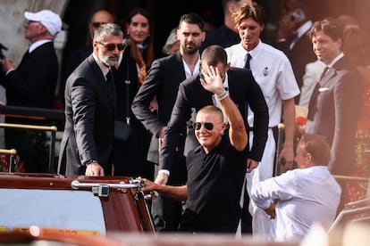 El diseñador de moda Stefano Gabbana sale del Palacio Gritti.