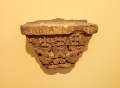 Capitel pegado a una de las paredes de la Casa Cornide de A Coruña, en una imagen cedida.