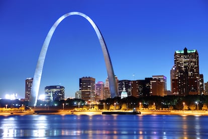 El Gateway Arch, el enorme arco de acero proyectado por el arquitecto Eero Saarinen en la ciudad de San Luis. 