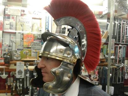 Santiago Posteguillo, con casco y perfil romano cuando fue proclamado ganador del premio Barcino de novela hist&oacute;rica.