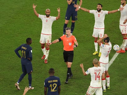 El árbitro Matthew Conger, de Nueva Zelanda, anula el gol de Griezmann a Túnez por fuera de juego en el minuto 97.