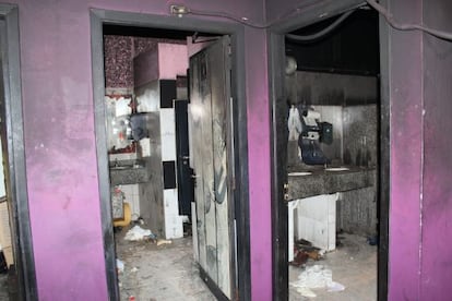 Fotografía cedida por las autoridades brasileñas que muestran los baños de la discoteca Kiss, en Santa María (Brasil).